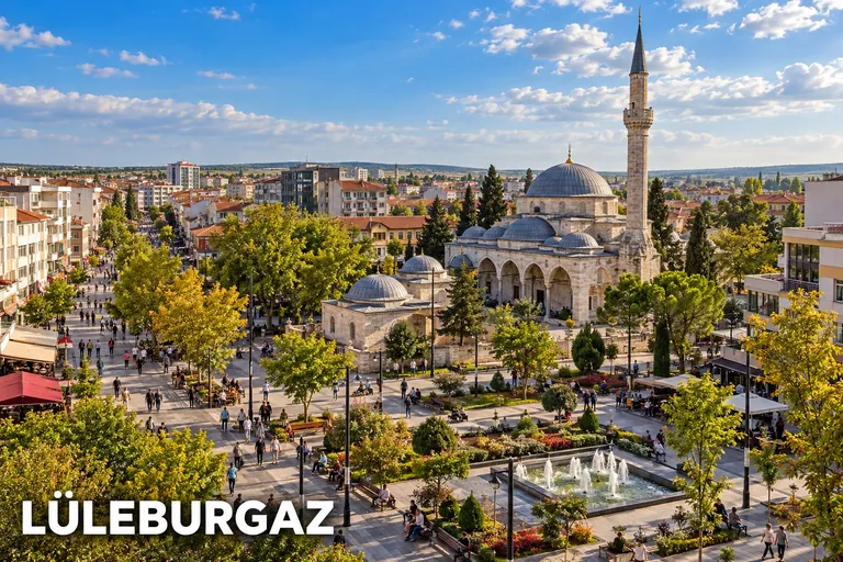 Lüleburgaz başlıklı görsel: cami, kent meydanı, ağaçlar ve çevredeki binalar