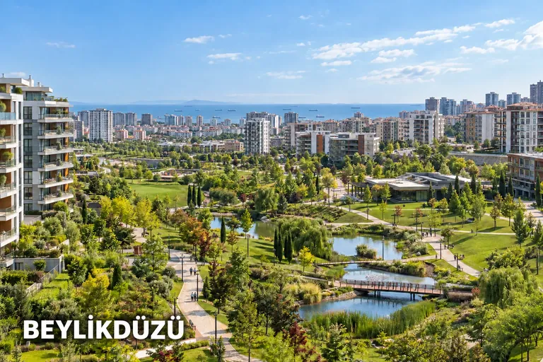 Beylikdüzü başlıklı görsel: yeşil park, konutlar ve uzakta deniz