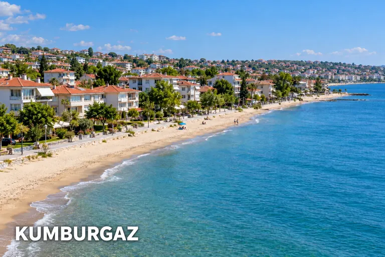Kumburgaz başlıklı görsel: kumsal, deniz ve kıyı boyunca uzanan evler