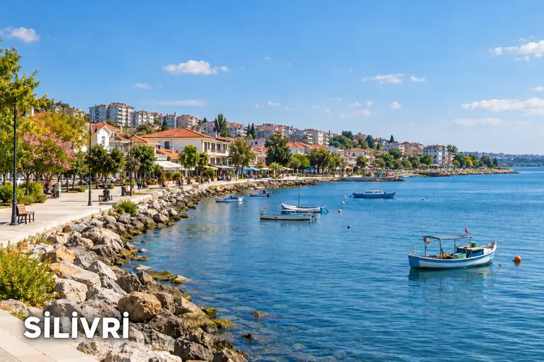 Silivri başlıklı görsel: sahil yürüyüş yolu, kıyıdaki evler ve tekneler